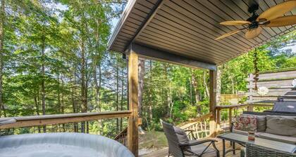 Hemlocks Over Muir-WiFi, Firepit, Hot Tub, located in Muir Valley
