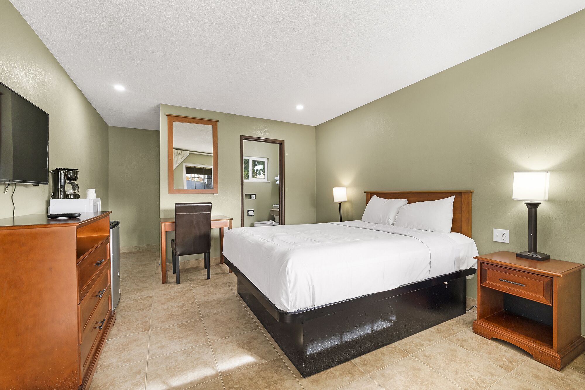 Single Room | Desk, blackout drapes, iron/ironing board, free WiFi