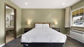 Single Room | Desk, blackout drapes, iron/ironing board, free WiFi