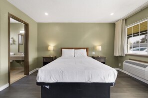 Single Room | Desk, blackout drapes, iron/ironing board, free WiFi