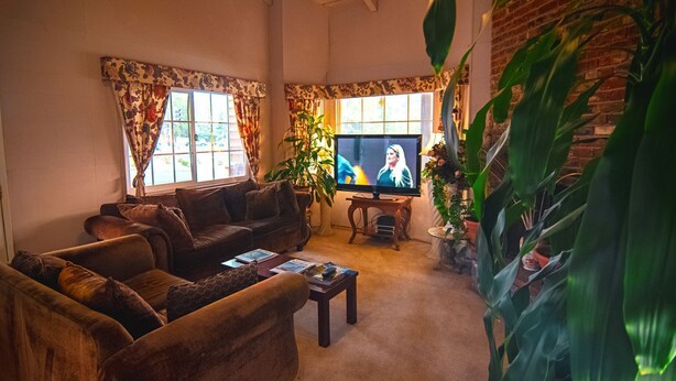 A cozy living room with a sofa set, a coffee table, and a television. - Safari Inn - Chico (Chico)