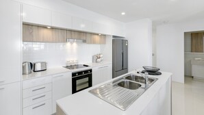 Apartamento, 2 quartos | Cozinha privada | Geladeira grande, micro-ondas, fogão, cooktop