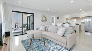 Apartamento, 2 quartos | Área de estar | TV de tela plana