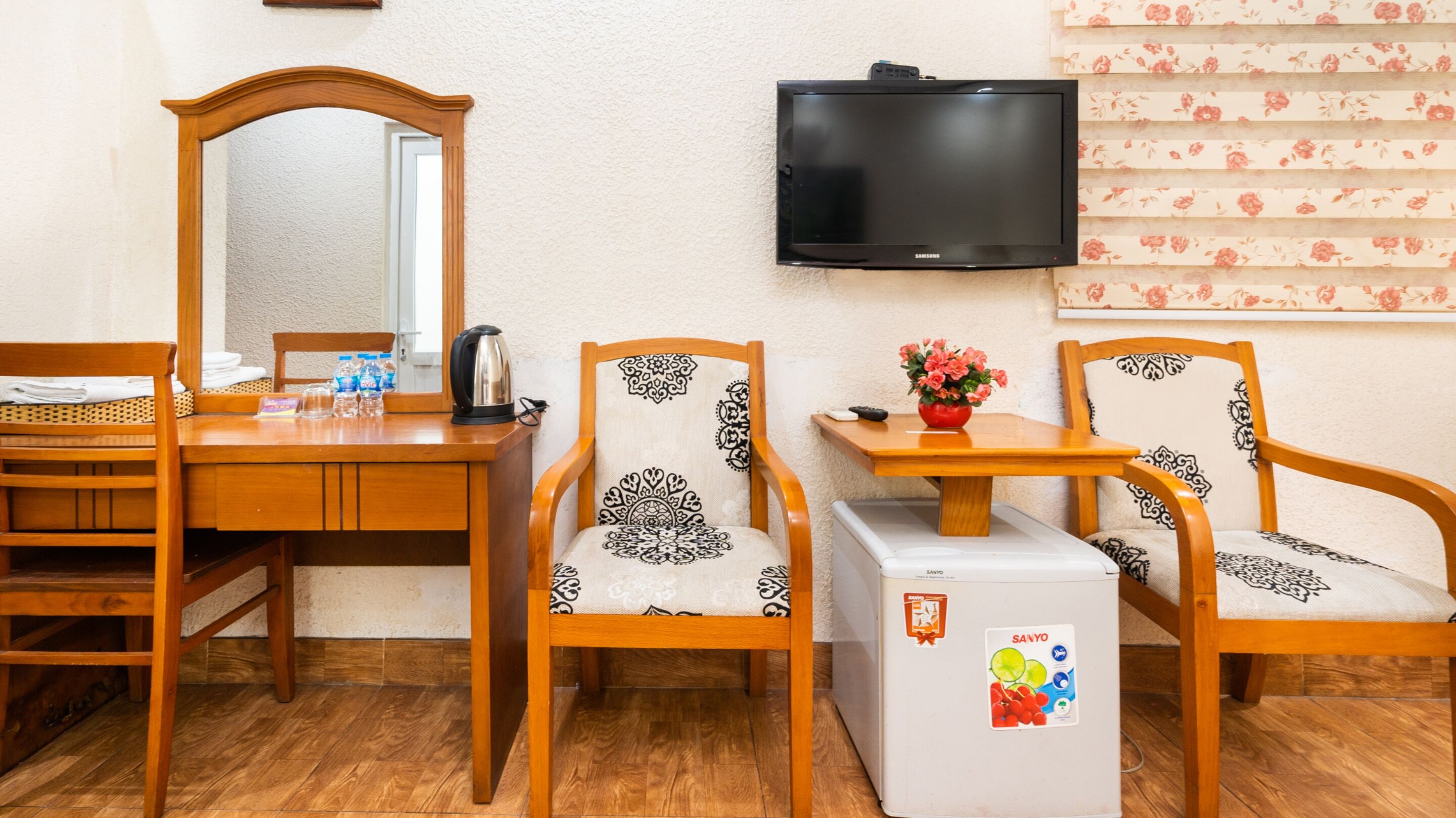 hypo-allergenic bedding, minibar, desk, laptop workspace