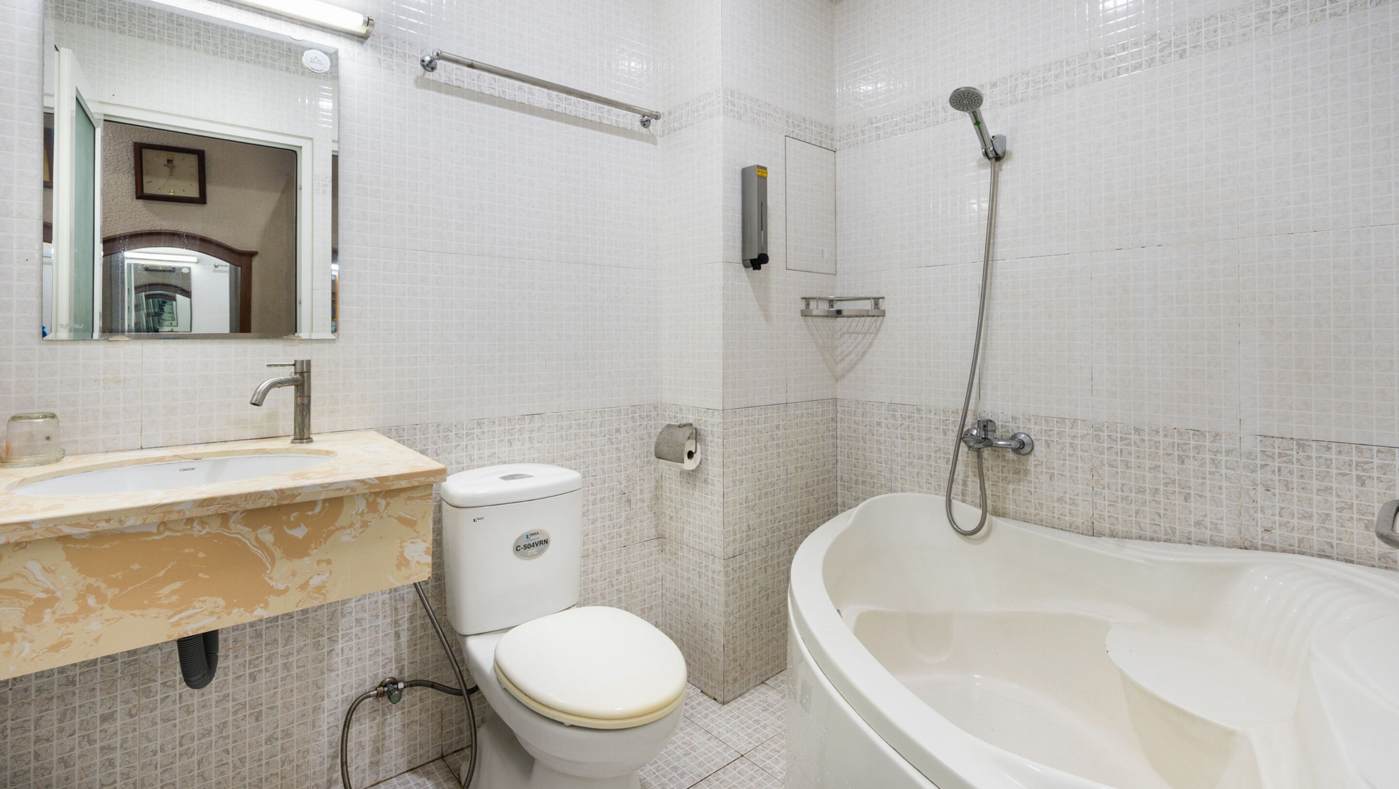 standard double room | bathroom | shower, hydromassage showerhead, hair dryer, towels