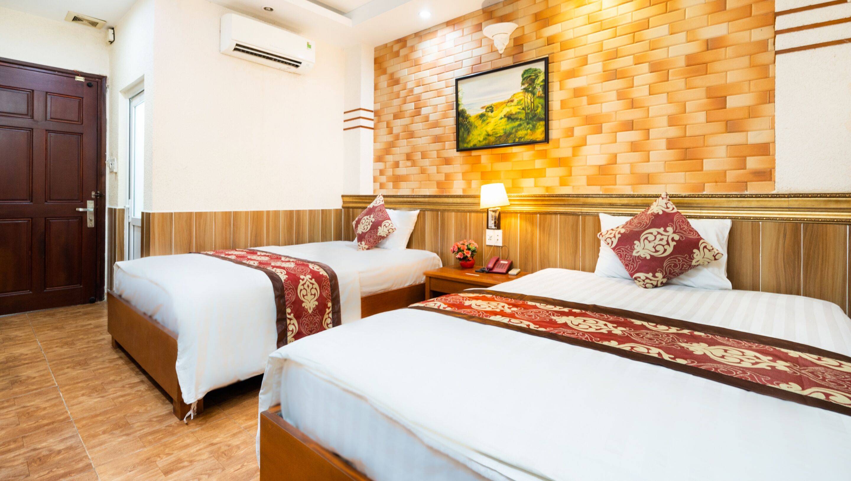 hypo-allergenic bedding, minibar, desk, laptop workspace