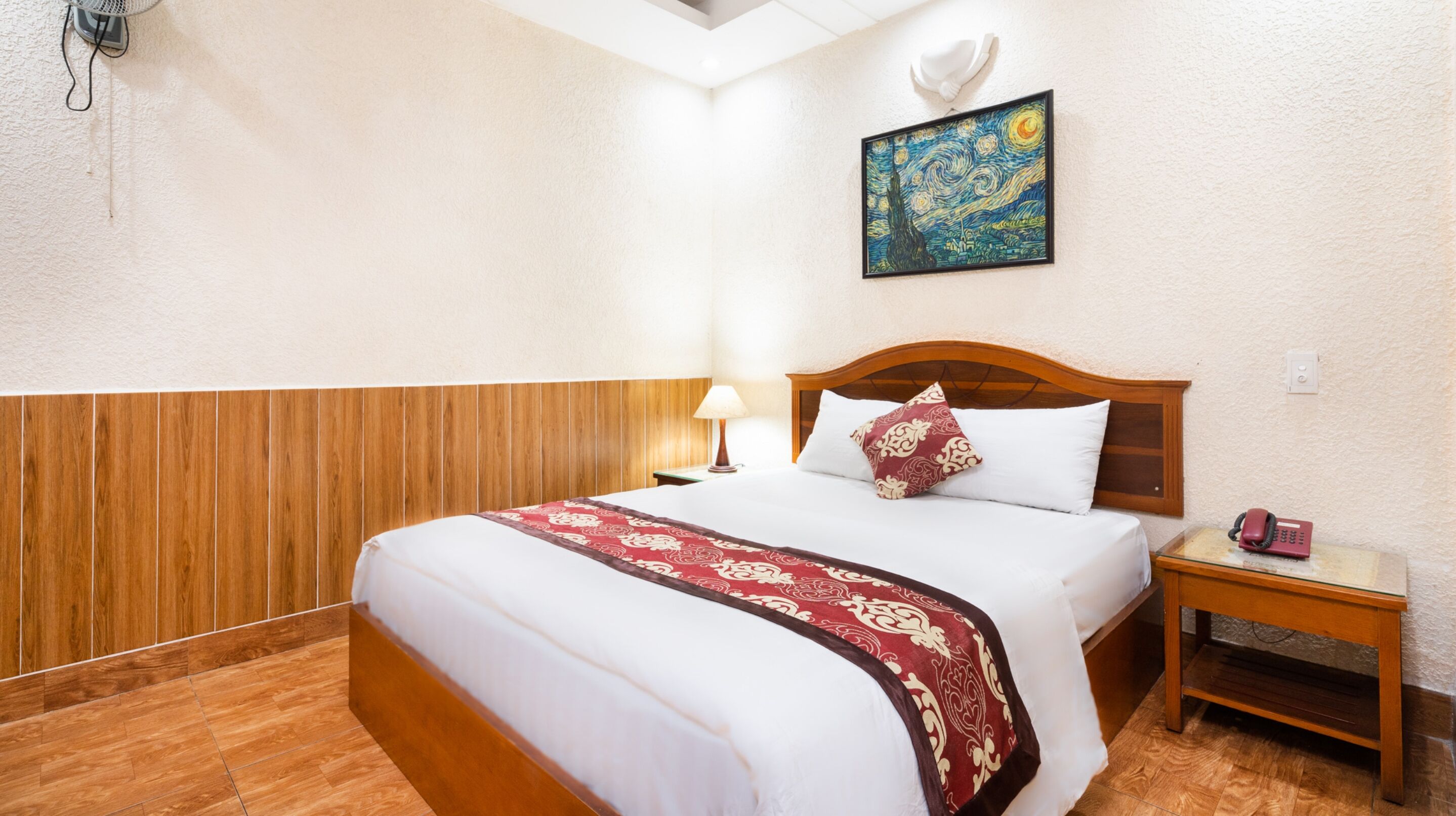 hypo-allergenic bedding, minibar, desk, laptop workspace