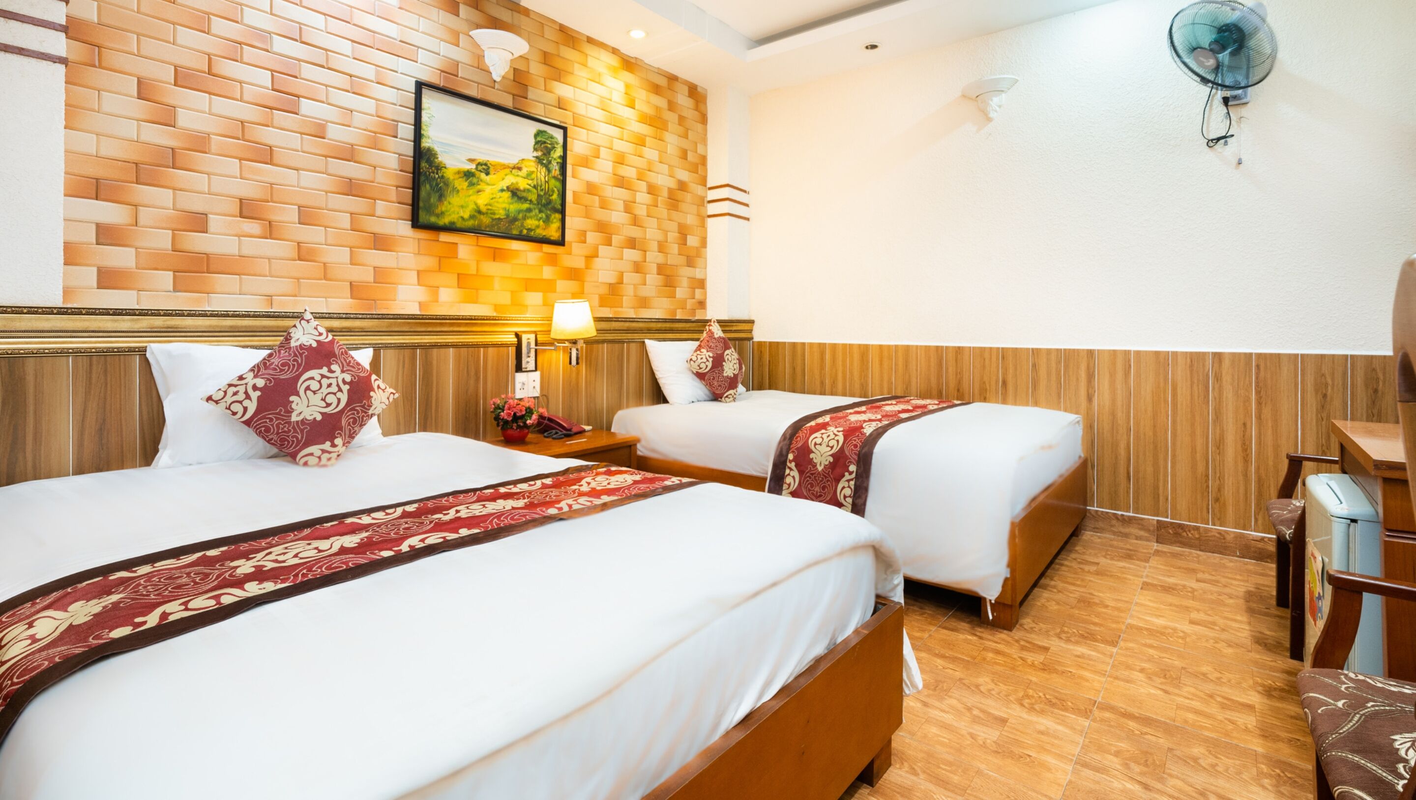 hypo-allergenic bedding, minibar, desk, laptop workspace