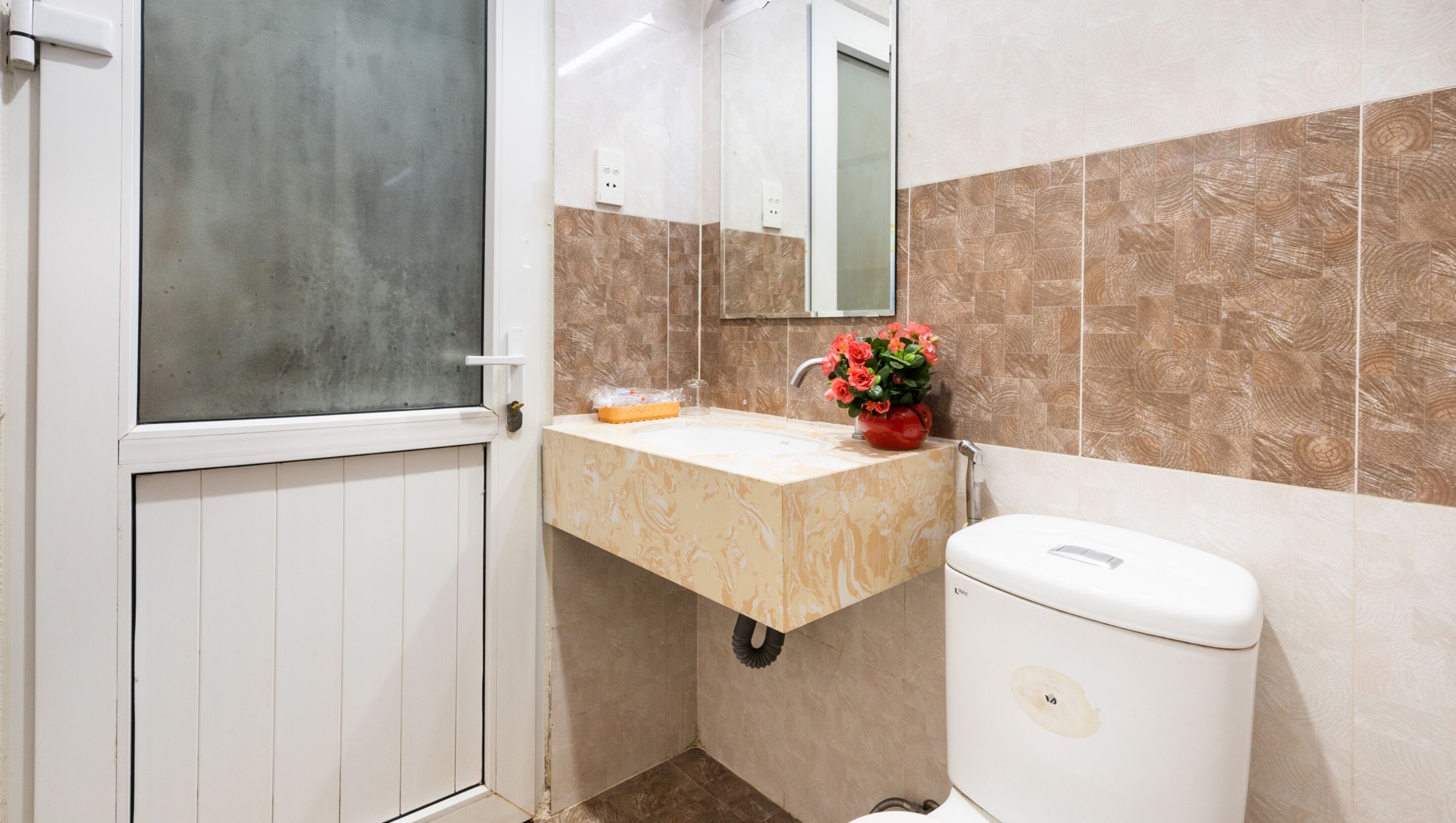 shower, hydromassage showerhead, hair dryer, towels