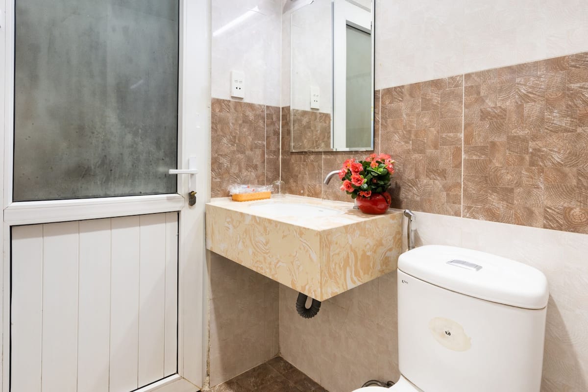 shower, hydromassage showerhead, hair dryer, towels