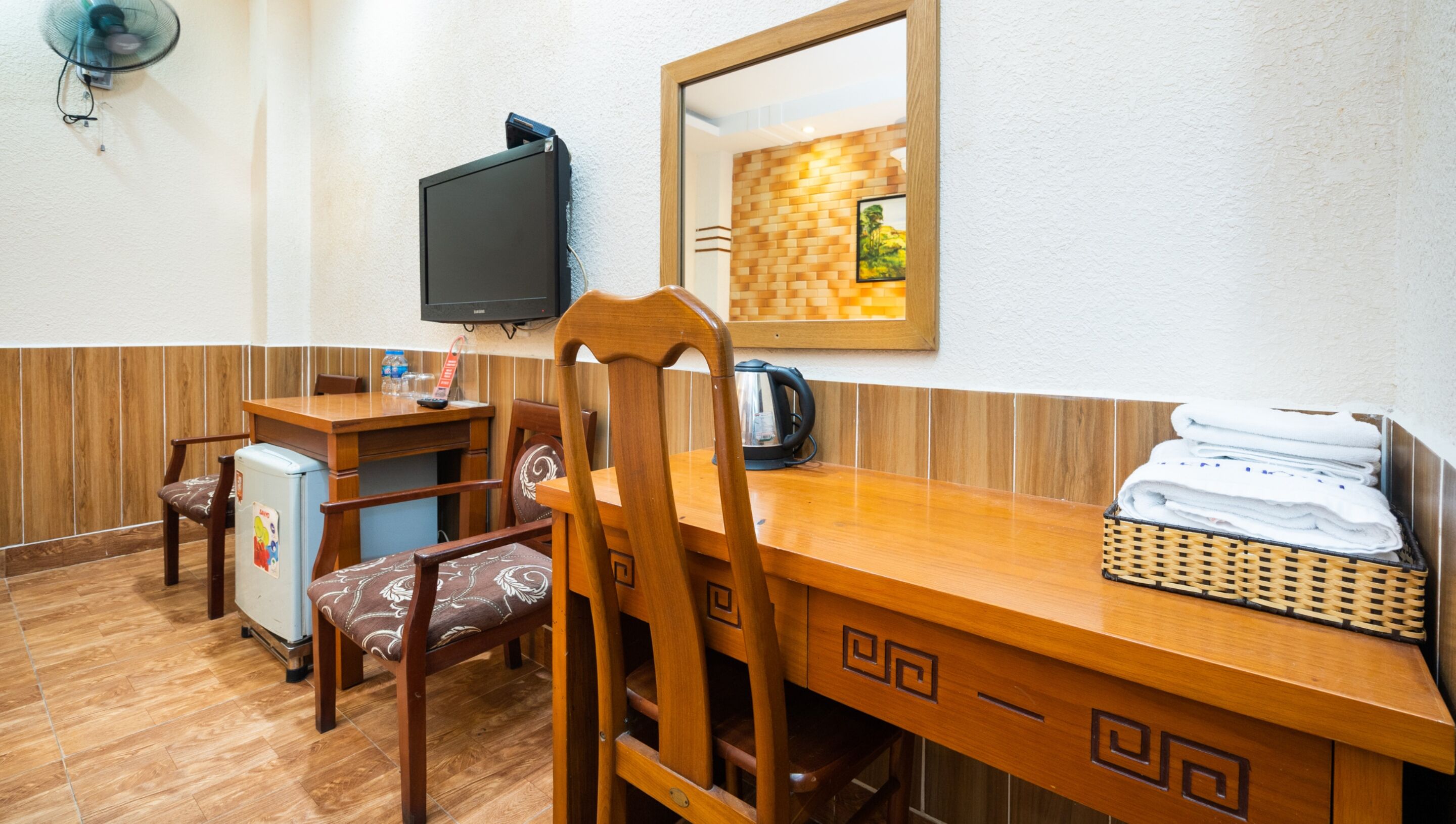 hypo-allergenic bedding, minibar, desk, laptop workspace