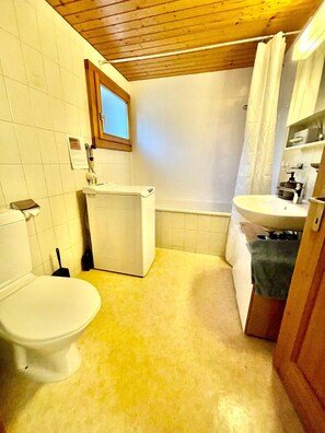 Baignoire, serviettes fournies, papier toilette