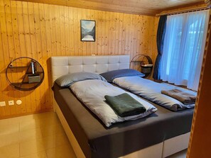 3 chambres, fer et planche à repasser, Wi-Fi, draps fournis