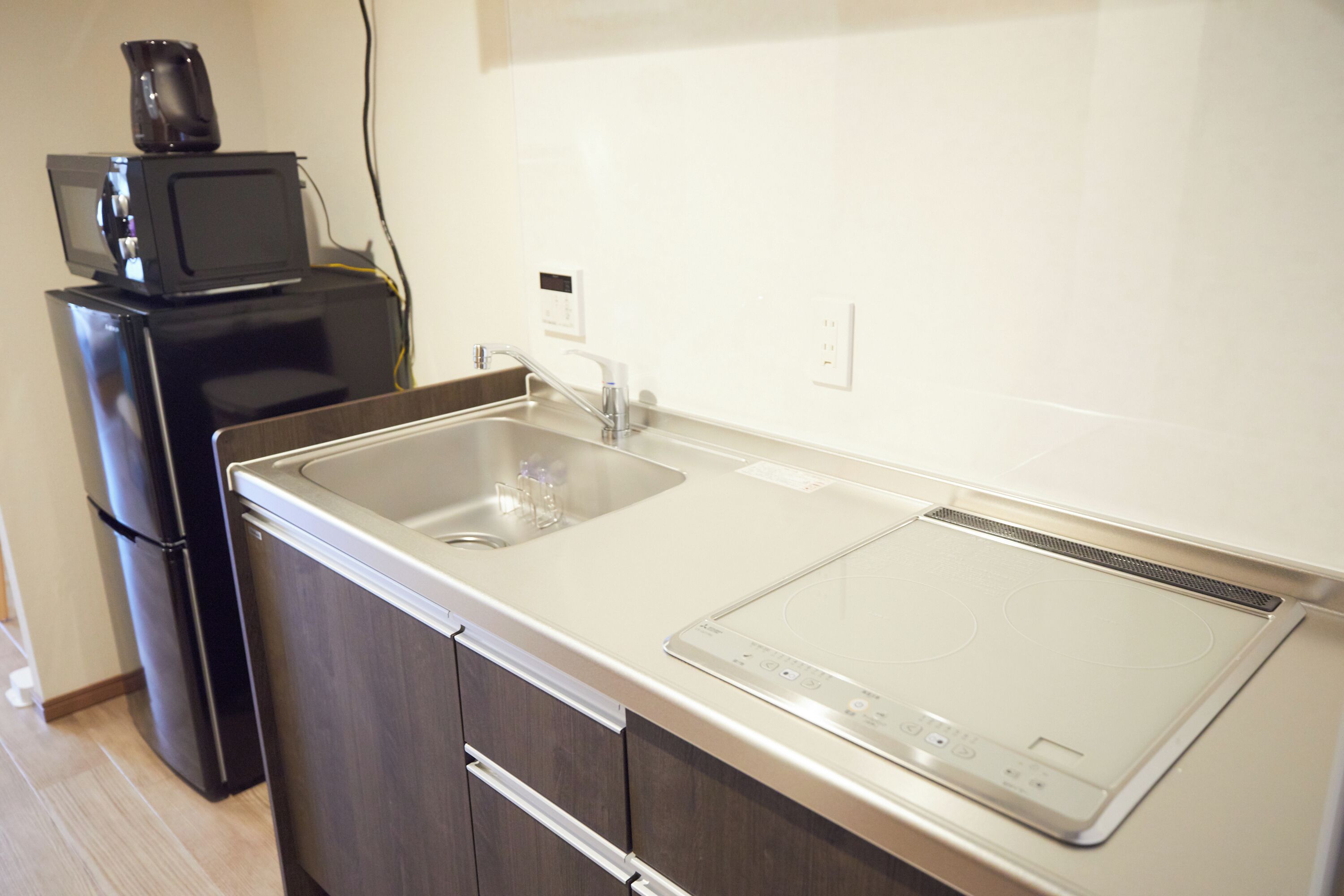 Full-size fridge, microwave, stovetop, cookware/dishes/utensils