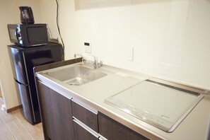 Full-size fridge, microwave, stovetop, cookware/dishes/utensils