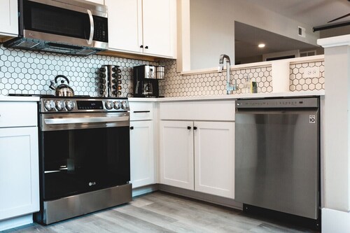 3 Bedroom Downtown Elkin, Sleeps 8, Historic Renovated Building