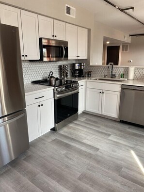 Kjøleskap, mikrobølgeovn, ovn og kokeplater