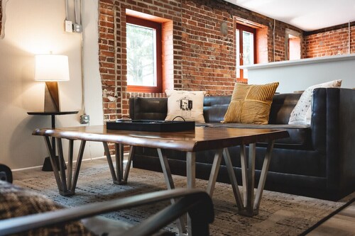 3 Bedroom Suite Downtown Elkin • Shopping, Entertainment, Restaurants, Vineyards