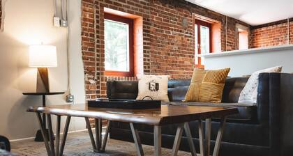 3 Bedroom Suite Downtown Elkin • Shopping, Entertainment, Restaurants, Vineyards