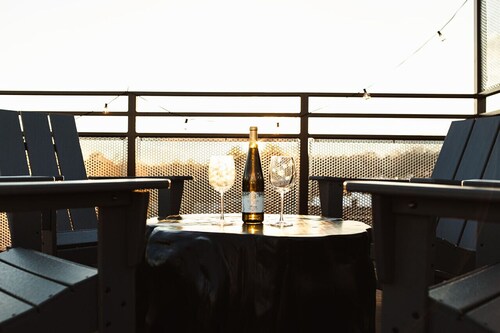 1 Bedroom Suite Downtown Elkin • Shopping, Entertainment, Restaurants, Vineyards