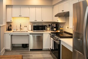 Fridge, microwave, oven, stovetop - 1 Bedroom Suite Downtown Elkin Yadkin Valley - Near Hiking, Entertainment, and Vineyards (Elkin)