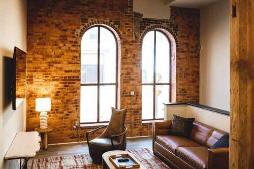 2 Bedroom Townhouse downtown Elkin, Sleeps 6, Renovated Historic Building