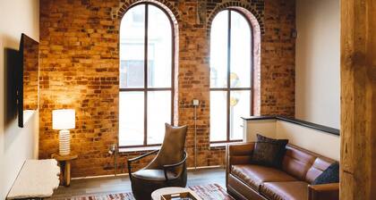 2 Bedroom Townhouse downtown Elkin, Sleeps 6, Renovated Historic Building