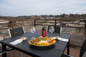 Outdoor dining - Studio Suite Downtown Elkin Yadkin Valley (Elkin)