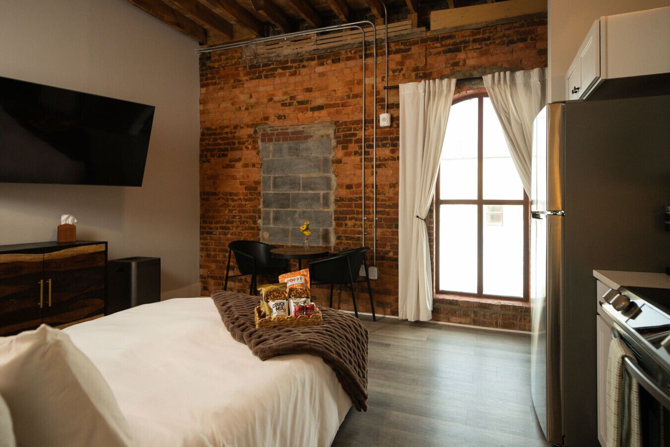 1 habitación, tabla de planchar con plancha y cuna de viaje 