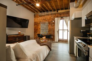1 bedroom, iron/ironing board, travel cot, free WiFi - Studio Suite Downtown Elkin Yadkin Valley, Entertainment, Hiking, Vineyards (Elkin)