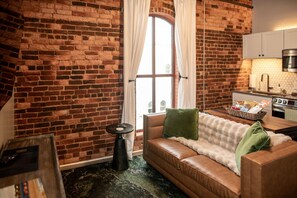 Smart TV - 1 Bedroom Suite Downtown Elkin Yadkin Valley (Elkin)