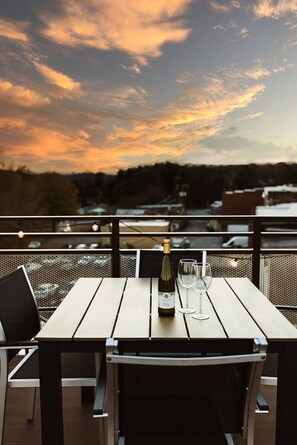 Outdoor dining - 2 Bedroom Suite Yadkin Valley • Shopping, Entertainment, Restaurants, Vineyards (Elkin)