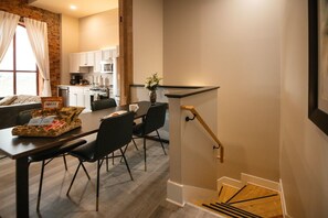 Dining - 2 BR Townhouse Downtown Elkin Yadkin Valley - near Hiking, Entertainment & Vineyards (Elkin)