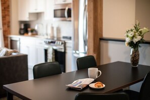 Dining - 2 BR Townhouse Downtown Elkin Yadkin Valley - near Hiking, Entertainment & Vineyards (Elkin)