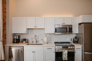 Fridge, microwave, oven, stovetop - 2 BR Townhouse Downtown Elkin Yadkin Valley - near Hiking, Entertainment & Vineyards (Elkin)