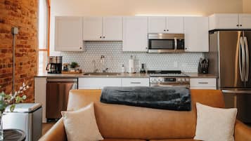 Réfrigérateur, four à micro-ondes, un four, surface de cuisson