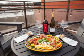 Outdoor dining - Studio Suite Yadkin Valley Downtown Elkin (Elkin)