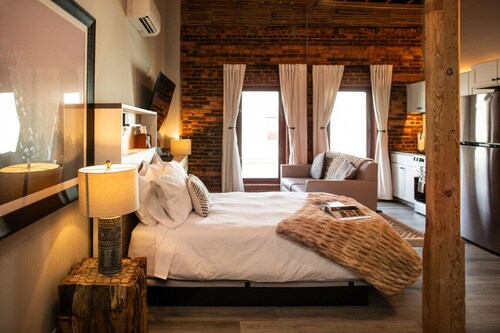 Studio Suite Yadkin Valley Downtown Elkin, Near Vineyards and Hiking