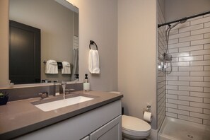 Shower, hair dryer, towels - Studio Suite Yadkin Valley Downtown Elkin (Elkin)