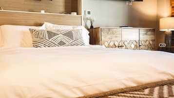 Premium bedding, iron/ironing board, travel crib, free WiFi