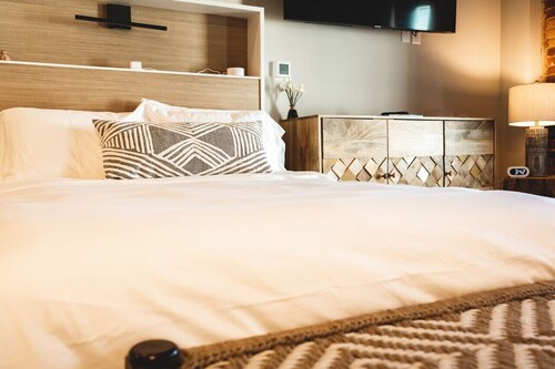 Studio Suite Yadkin Valley • Shopping, Entertainment, Restaurants, Vineyards