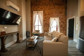 Smart TV - 1 Bedroom Suite Downtown Elkin Yadkin Valley - Near Entertainment, Restaurants, Vineyards (Elkin)