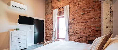 1 habitación, tabla de planchar con plancha y cuna de viaje