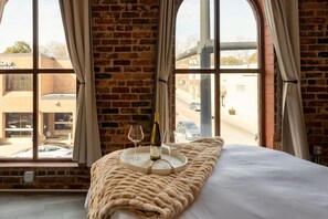 1 chambre, fer et planche à repasser, lit de bébé portatif