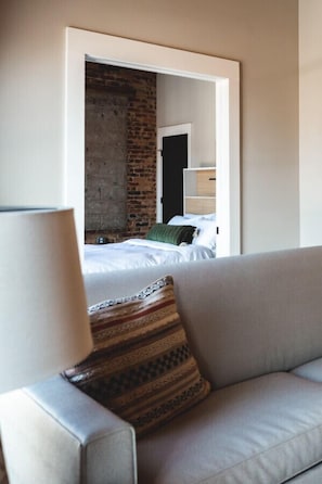 1 chambre, fer et planche à repasser, lit de bébé portatif