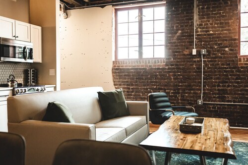 2 Bedroom Loft, Renovated Historic building Downtown Elkin, near Vineyards