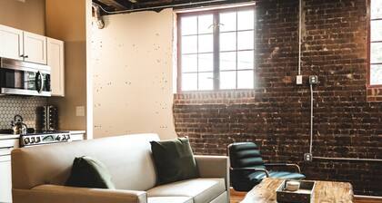 2 Bedroom Loft, Renovated Historic building Downtown Elkin, near Vineyards