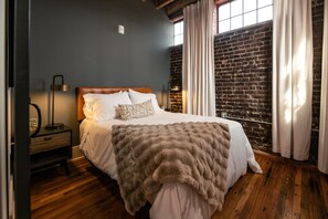 2 bedrooms, iron/ironing board, travel cot, free WiFi - 2 Bedroom Suite Downtown Elkin Yadkin Valley - Near Hiking, Entertainment & Vineyards (Elkin)