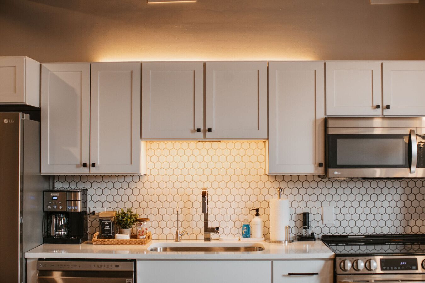Réfrigérateur, four à micro-ondes, un four, surface de cuisson