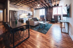 Smart TV - 2 Bedroom Suite Downtown Elkin Yadkin Valley - Near Hiking, Entertainment & Vineyards (Elkin)